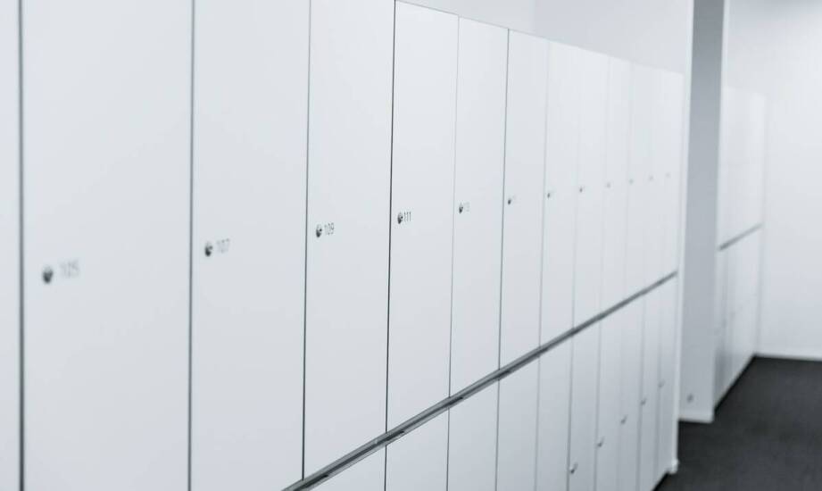 Nowoczesne technologie w produkcji szafek basenowych HPL – co zapewnia ich trwałość?
