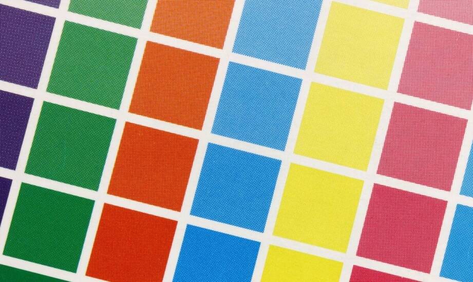Zalety stosowania laminatu UV w produkcji naklejek magnetycznych