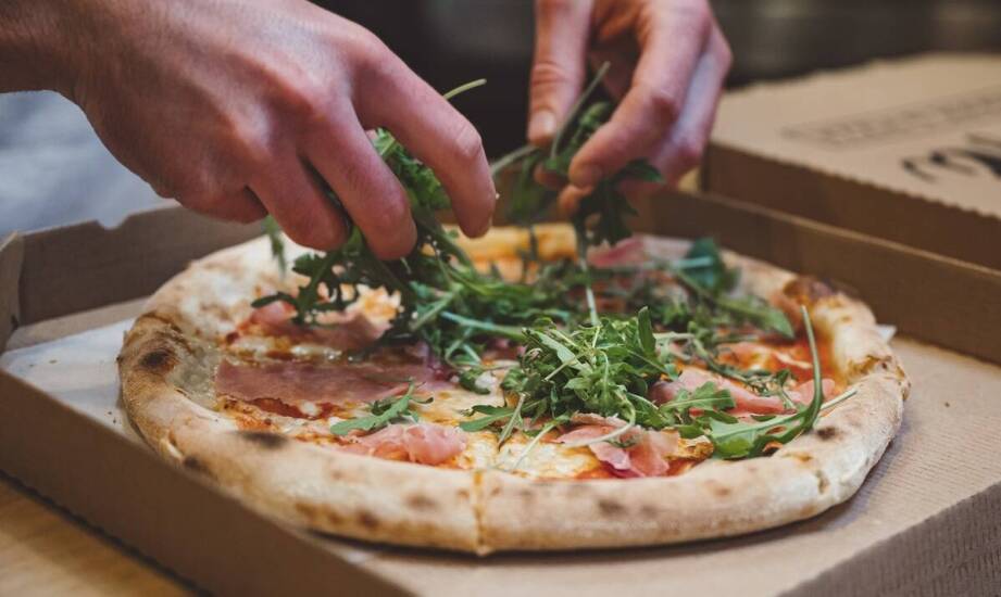 Dlaczego warto zamówić pizzę na dowóz zamiast jeść na miejscu?