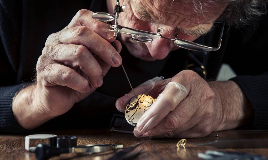 Historia pracy zegarmistrza — od mechanicznych arcydzieł po nowoczesne serwisy