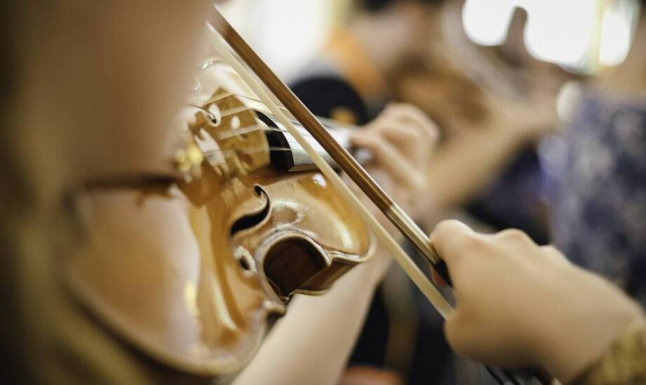 Wybór skrzypiec jako głównego instrumentu w oprawie muzycznej pogrzebu