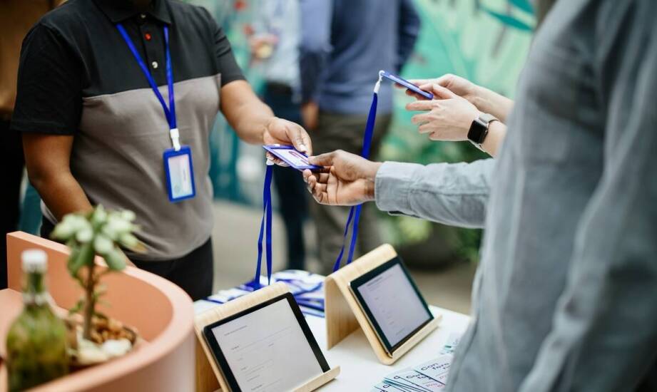 Jak grawerowane identyfikatory mogą ułatwić organizację wydarzeń?
