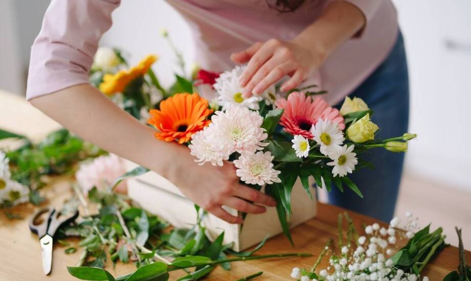 Jakie materiały uzupełniające można dodać do flower boxu ze wstążką?