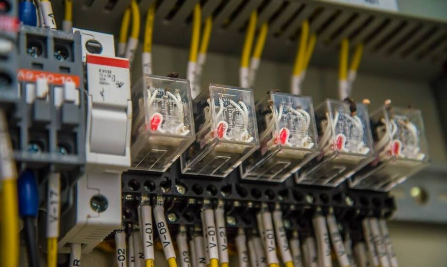 Jakie są kluczowe cechy jakościowe przekaźników czasowych?