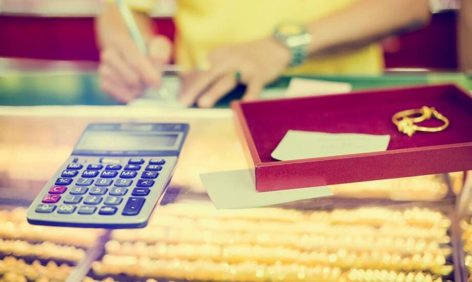 Jakie są koszty produkcji breloków na zamówienie w zależności od materiału?