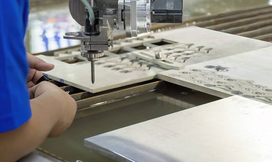 Cięcie wodą a bezpieczeństwo pracy – co warto wiedzieć o procesie?