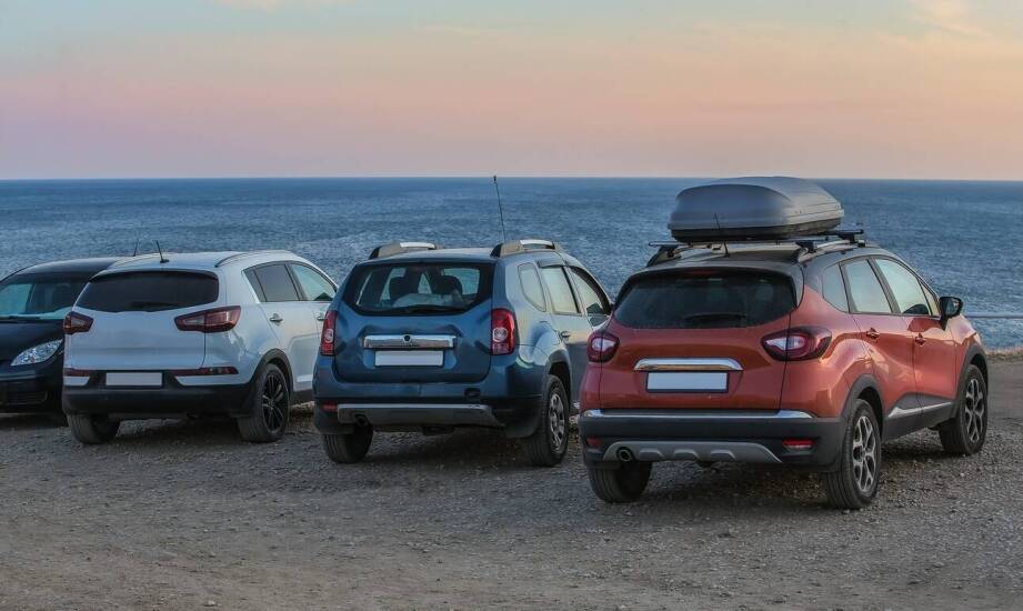 Jakie rozwiązania organizacyjne oferuje bagażnik Ford Kuga?