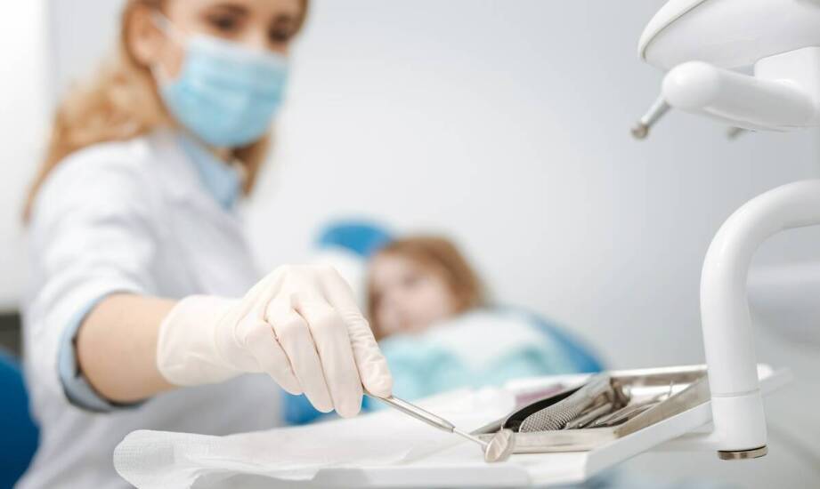 Jak dentysta niemowlęcy może pomóc w radzeniu sobie z ząbkowaniem?