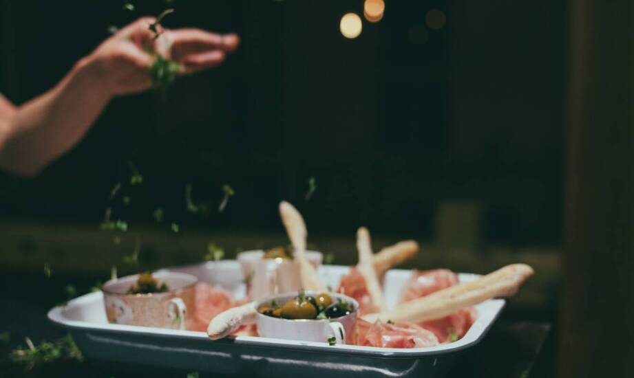 Jakie dania najlepiej komponują się z finocchioną w restauracyjnym menu?