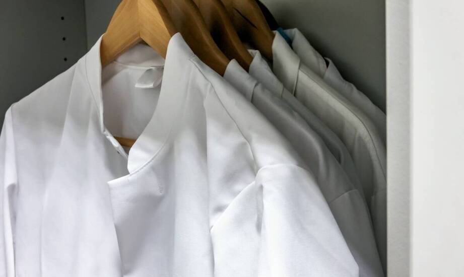 Bluza kucharska damska z imieniem – jak zadbać o jej trwałość i estetykę?