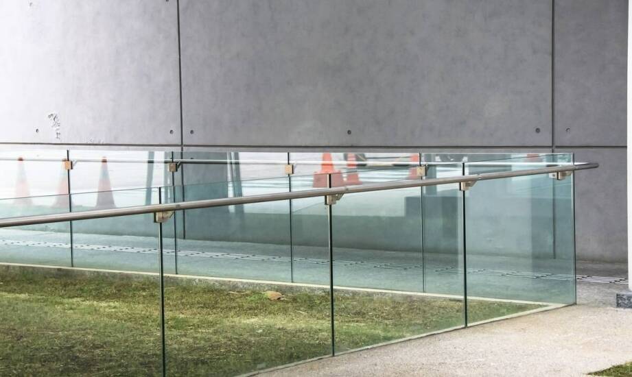 Jak balustrady szklane rotule wpływają na akustykę pomieszczeń?