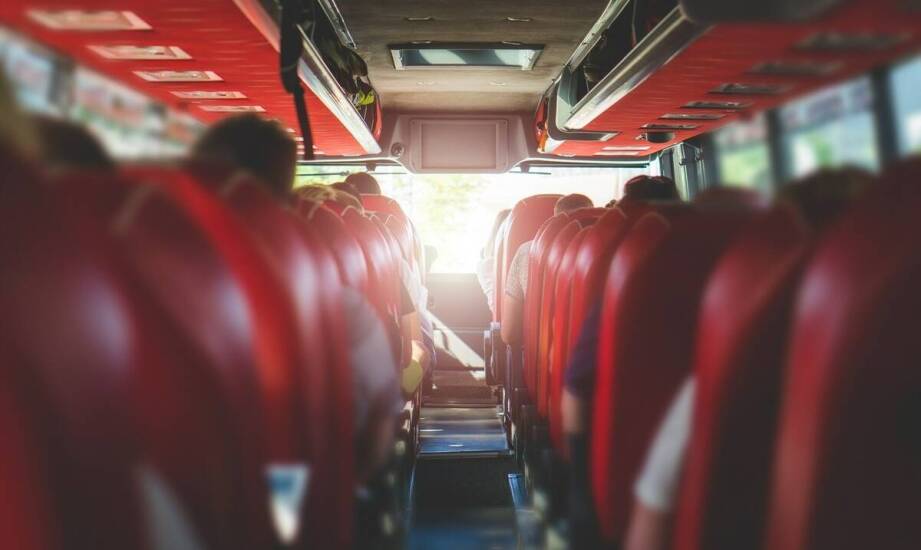 Wynajem busa osobowego na weekend: analiza kosztów i korzyści