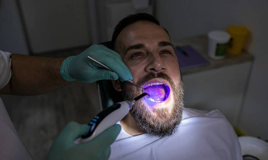 Mikroskop w stomatologii – dlaczego warto z niego korzystać?