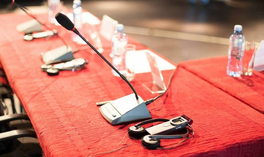Jak wybrać system konferencyjny do średnich i dużych sal?