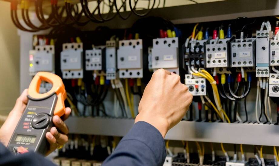 Jakie są wyzwania w instalacji kabli i przewodów elektrycznych w budynkach wysokiego ryzyka?