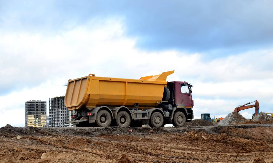 Jak zabezpiecza się materiały sypkie do transportu?