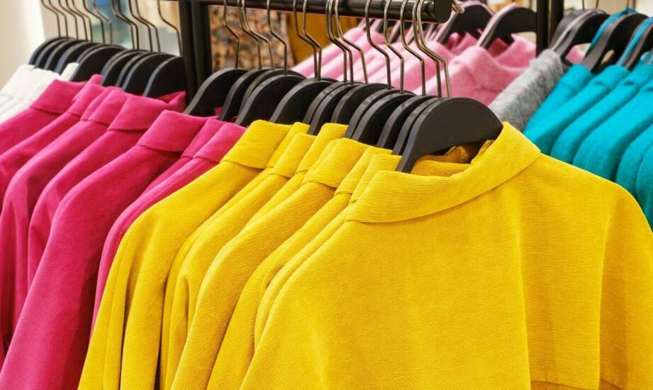 Jakie eleganckie bluzy damskie są najmodniejsze w tym sezonie?