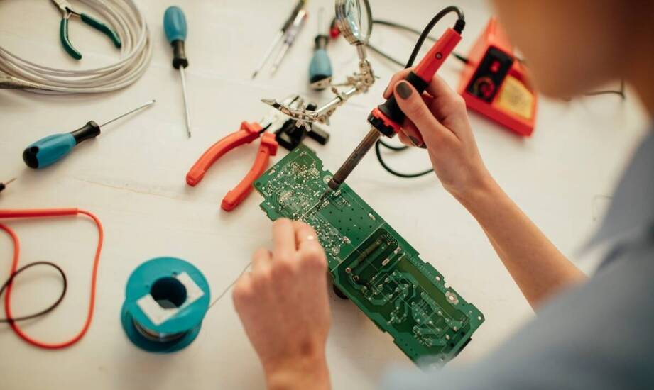 Jakie są zalety prototypowania w produkcji elektroniki na zlecenie?