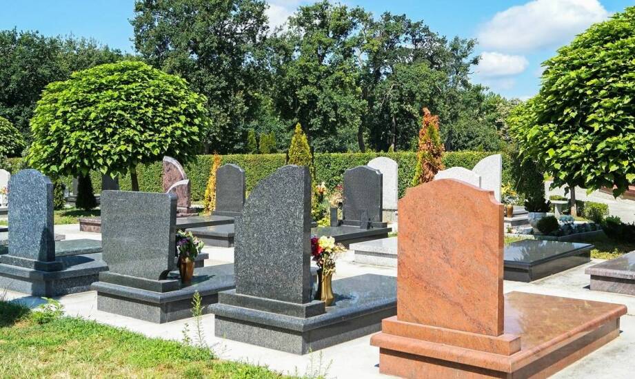 Jakie są koszty związane z zakupem ławki cmentarnej ze skrzynką?