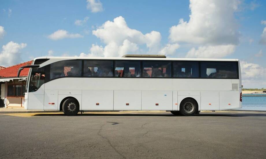 Wynajem busa z kierowcą na imprezy firmowe - dlaczego to dobry wybór?