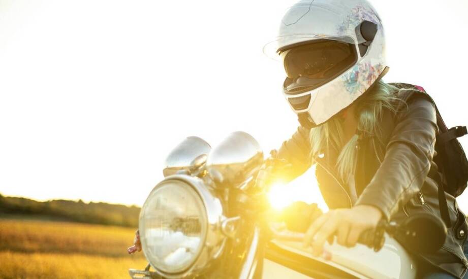 Jakie kolory i wzory dominują w kolekcjach kasków motocyklowych?