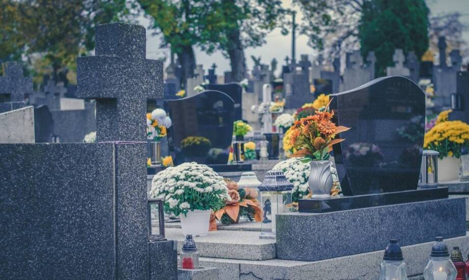 Znaczenie pomników z figurami w tradycji cmentarnej – historia i symbolika