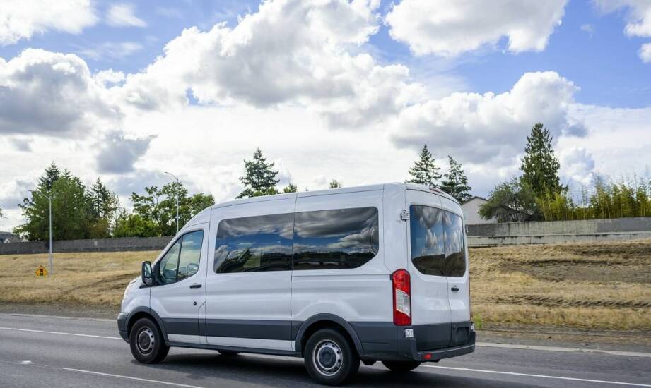 Jakie udogodnienia powinny się znaleźć w pojazdach przystosowanych do transportu osób niepełnosprawnych?