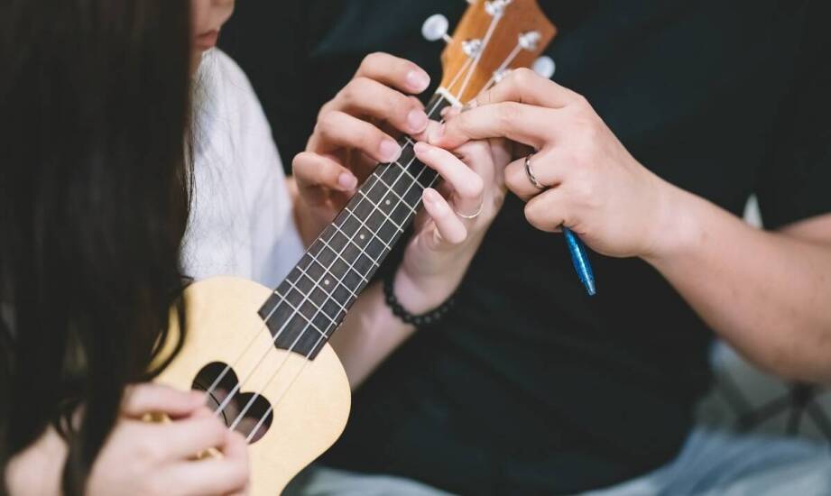 Jak efektywnie ćwiczyć grę na gitarze w domu, wspierając zajęcia szkolne?