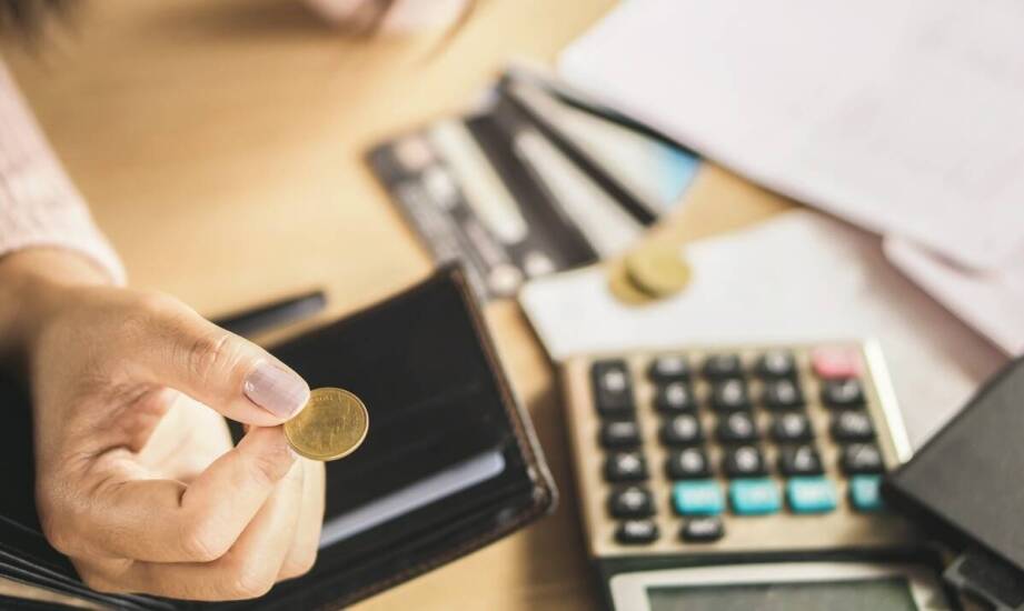 Jak metalowa puszka na pieniądze może pomóc w organizacji budżetu domowego?