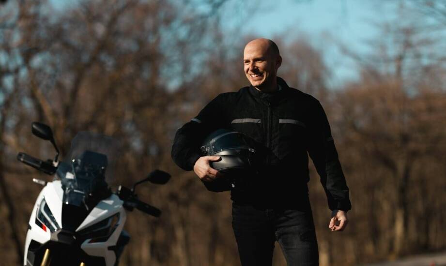 Jakie elementy wyposażenia ochronnego są kluczowe dla kierowców motocykli enduro 125 cm3?