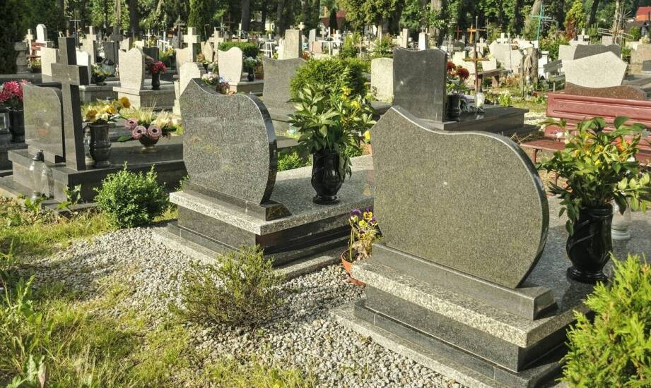 Proces demontażu i montażu pomników w usługach pogrzebowych