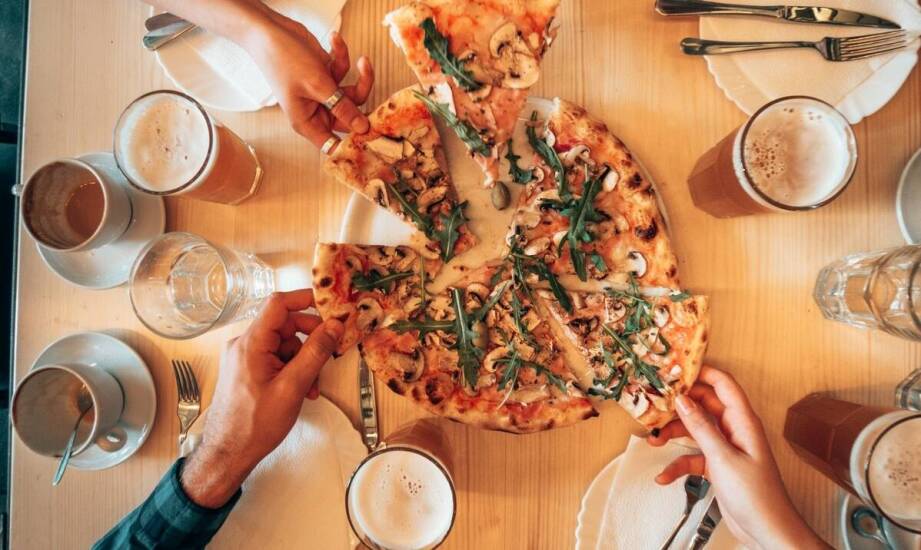 Dlaczego otwarta pizzeria w pobliżu to idealne miejsce na wieczorny relaks?