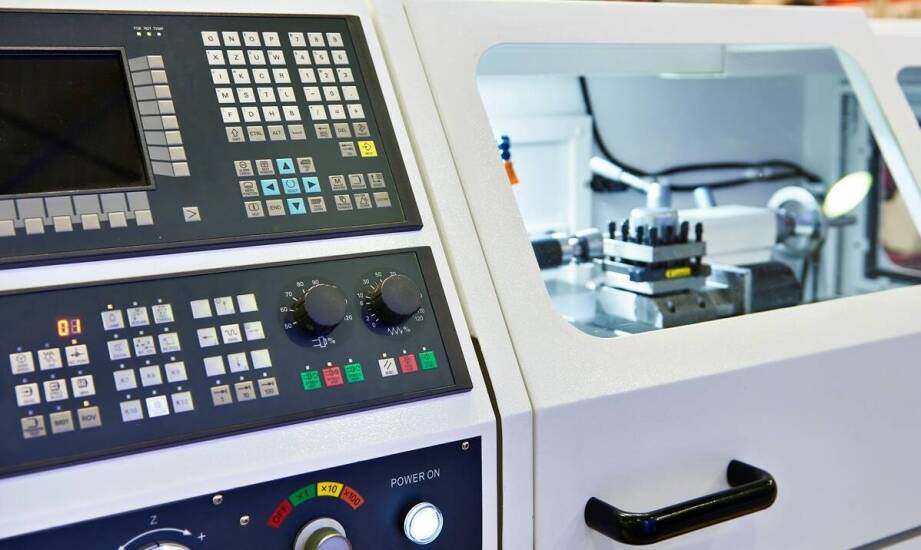 Pionowe centra obróbcze a automatyzacja produkcji: co warto wiedzieć?