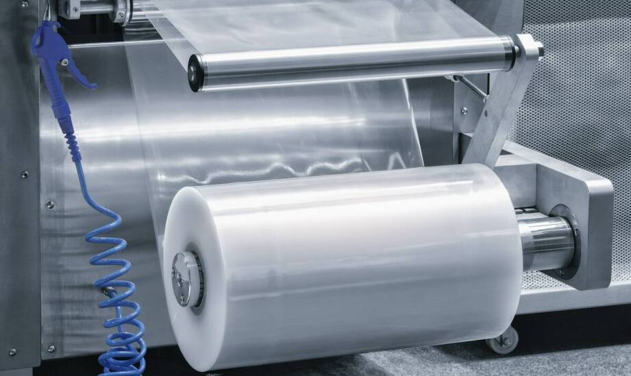Folia HDPE w opakowaniach przemysłowych – jak zapewnia bezpieczeństwo produktów?