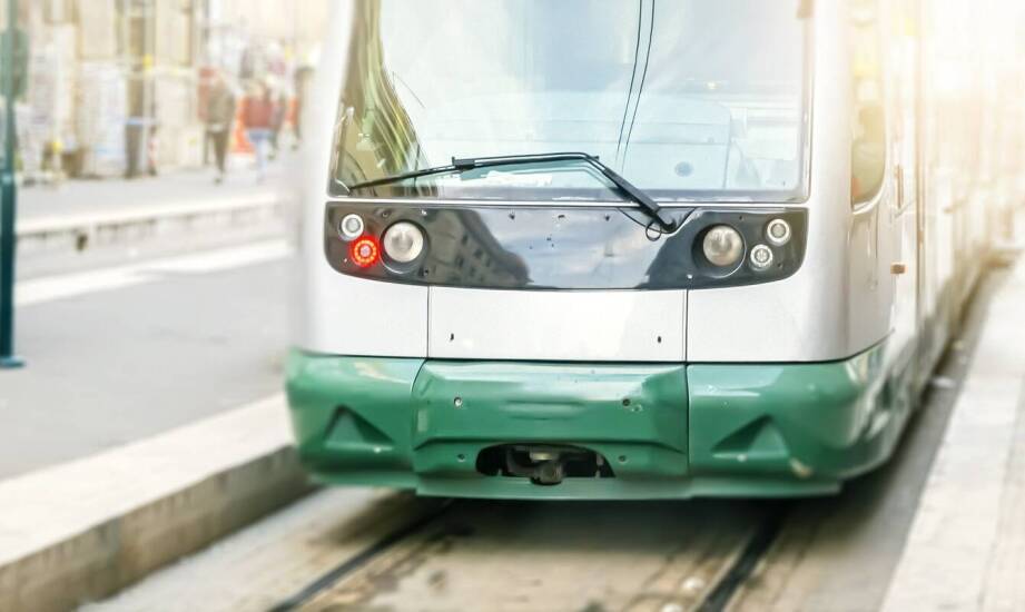 Jak tabliczki aluminiowe wspierają identyfikację w sektorze transportu?
