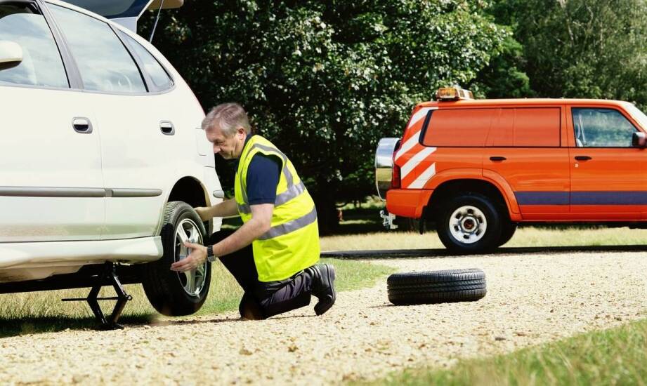 Wymiana opon na drodze – jak skutecznie skorzystać z usług pomocy drogowej?