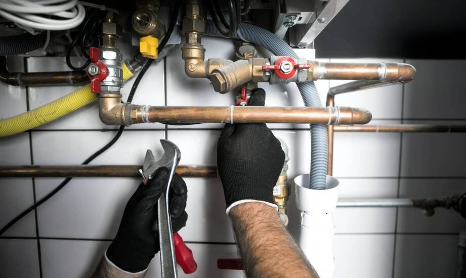 Jak wyglądają kluczowe działania hydraulika w przypadku pęknięcia rury?