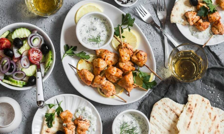 Kebab na talerzu z mięsem wołowym, kurczakiem czy falafelem?