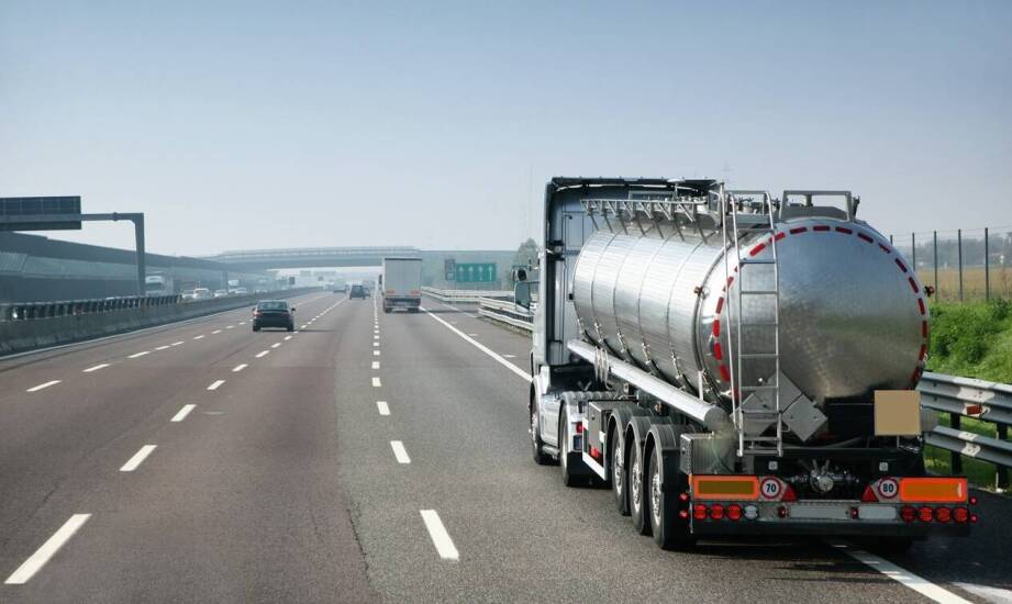 Dlaczego warto inwestować w certyfikowany transport paliw płynnych?