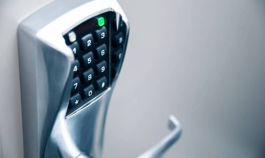 Wpływ zaawansowanych systemów zamknięć na bezpieczeństwo skrzyń transportowych na wymiar