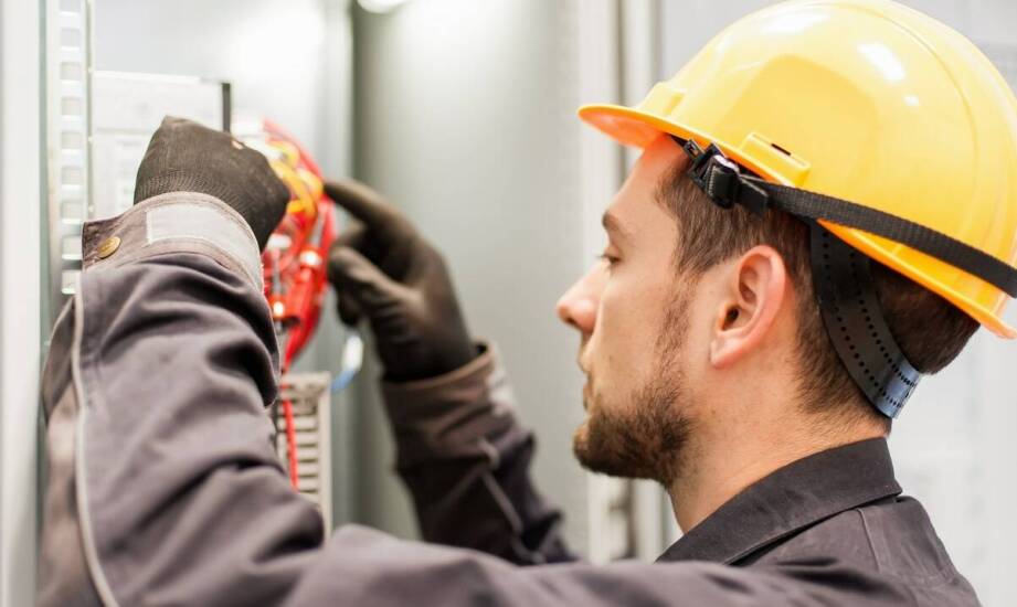 Przegląd instalacji elektrycznej jako kluczowy element zarządzania budynkiem