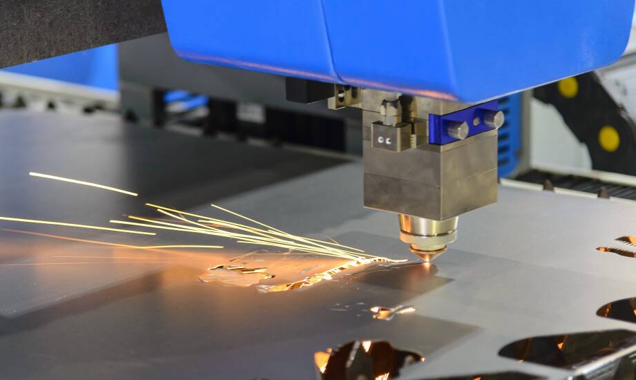 Jak wycinanie laserowe wpływa na jakość i precyzję produkcji okapów?