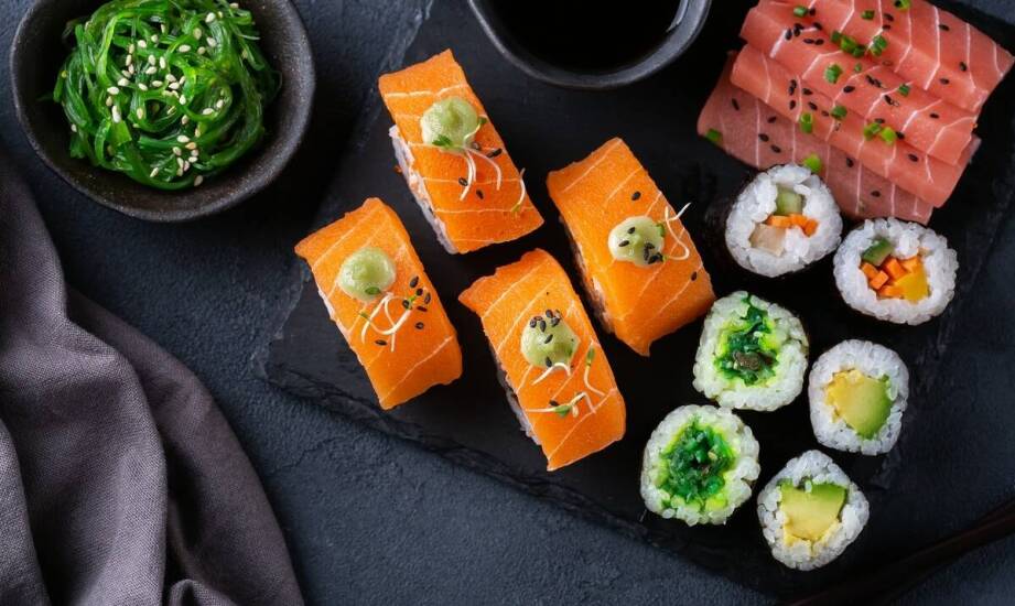 Azjatycka uczta w Twoim domu – co zamówić z naszego menu na dowóz?