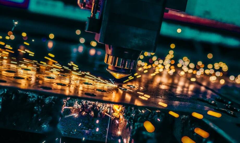 Przecinarka laserowa CNC w przemyśle motoryzacyjnym – jakie korzyści przynosi?
