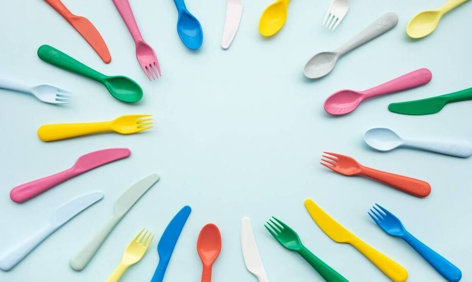 Zalety stosowania jednorazowych kubków plastikowych w lokalach gastronomicznych