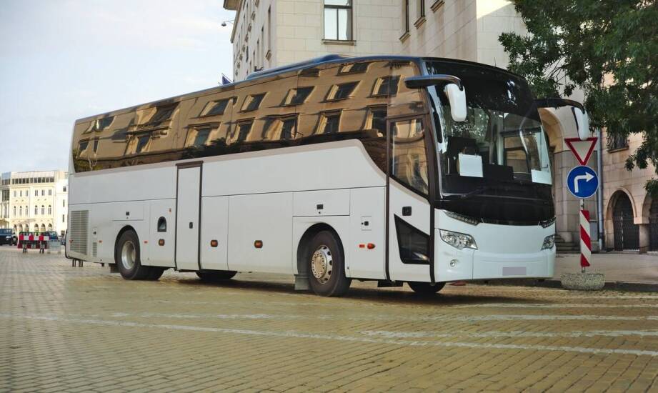 Jak wynająć busa na transport do miejscowości turystycznych?