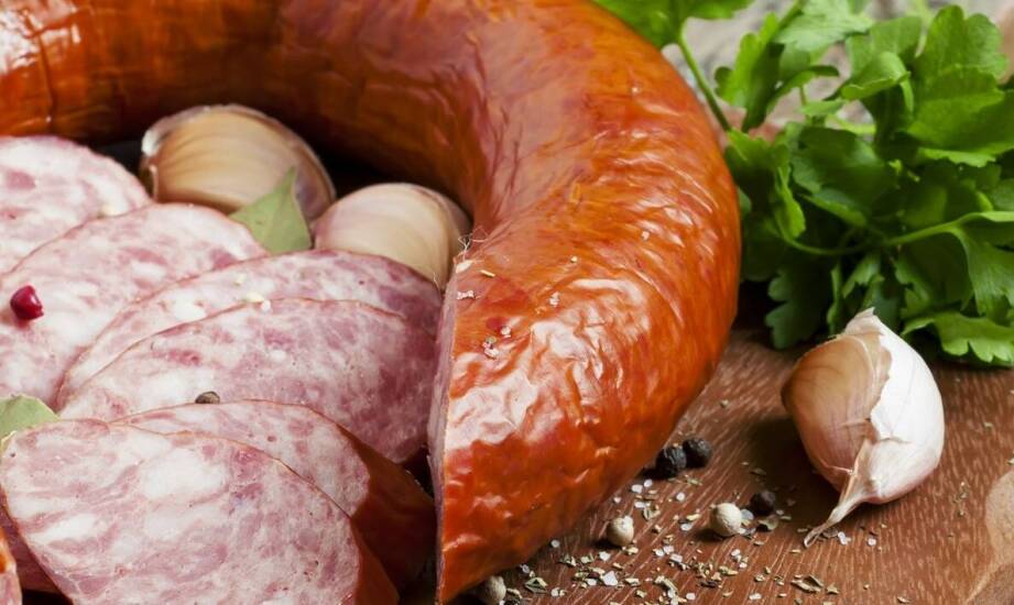 Sekrety produkcji kiełbas dębickich – co czyni je wyjątkowymi?