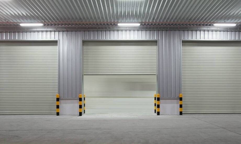 Porównanie trwałości i wytrzymałości różnych typów bram warsztatowych