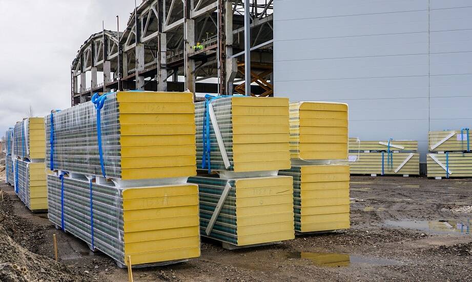 Porównanie płyt warstwowych z innymi materiałami budowlanymi