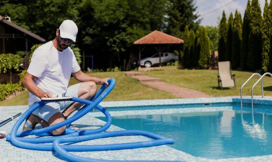 Jakie funkcje pełnią schody w basenie i dlaczego są istotne?